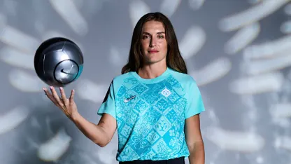 image: Alexia Putellas signs for London City
