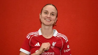 image: martha-thomas-signing-gallery-9_2dda489918c1e4a4c3c1a538f47cf096