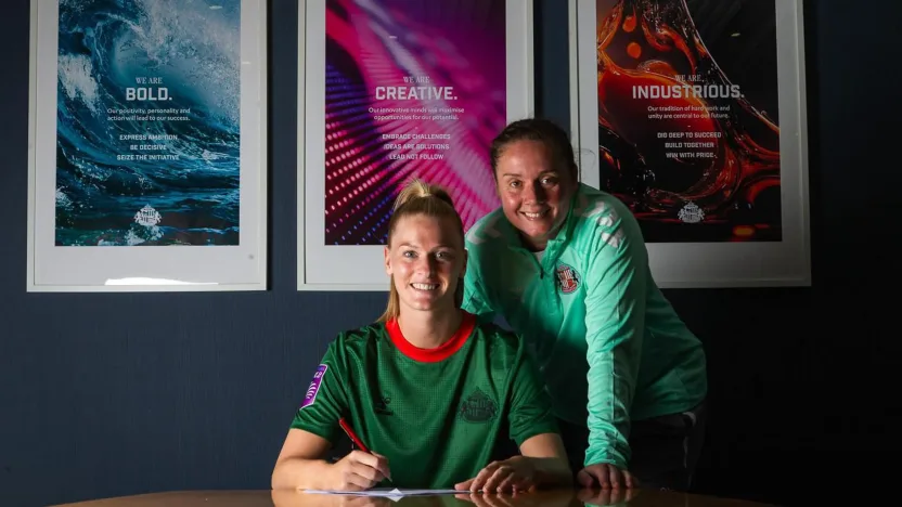 image: Fran Stenson signs for Sunderland