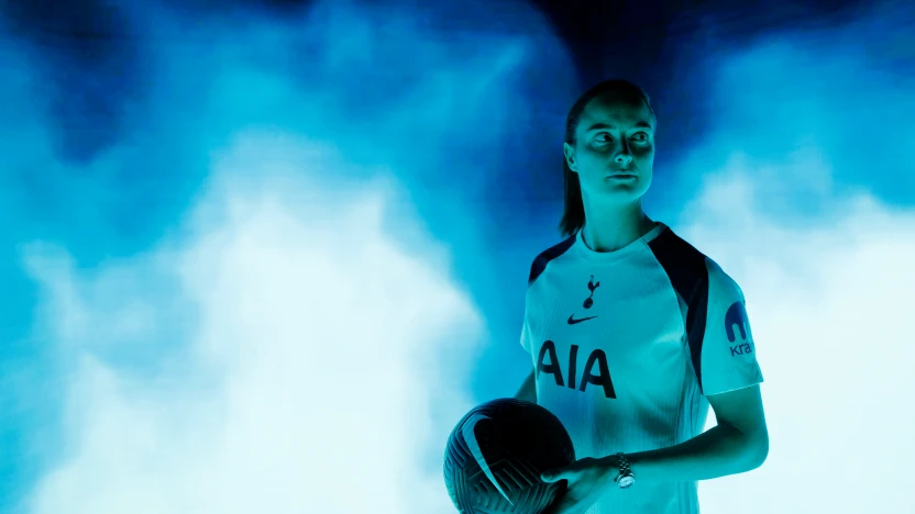 image: Caitlin Dijkstra signs for Spurs