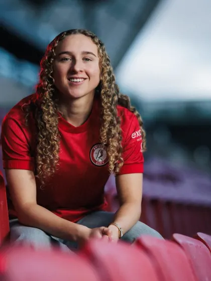 image: Katie Robinson signs for Bristol City