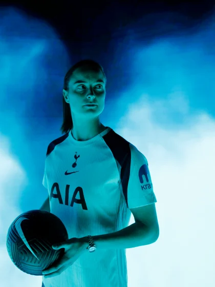 image: Caitlin Dijkstra signs for Spurs